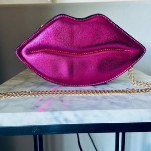 “Kiss Me”, Fuchsia Gold chain Crossbody